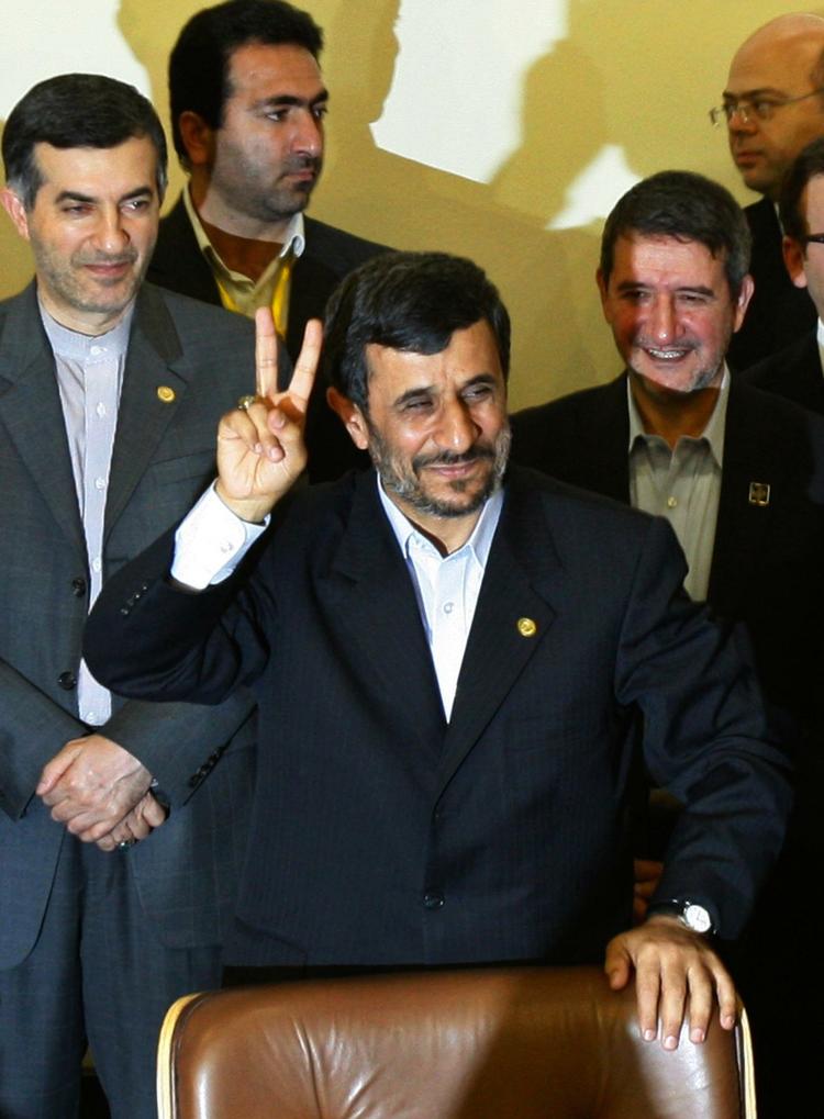 Trolddomsrænker. Irans Præsident Mahmoud Ahmadinejad og hans højrehånd i embedsmandskorpset, Esfandiar Rahim Mashaei, der af kritikere er blevet kaldt landets reelle præsident, mistænkes for at omgive sig med magikere. 