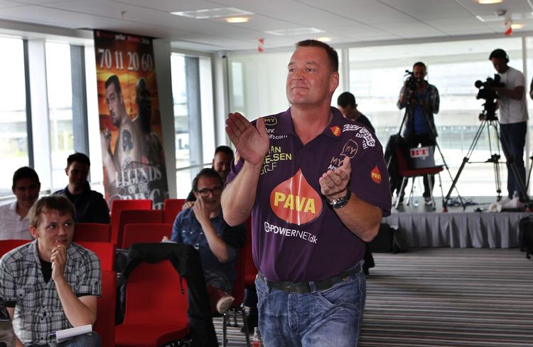 spradebasse. Brian Nielsen klapper på vej til pressemøde, hvor han selv er hovedpersonen. 