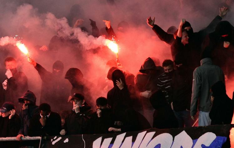 optøjer. Nødblus, sammenstød, slagsmål og brug af kasteskyts på stadion har sammen med hærværk på vej til og fra kampene gjort klassikeren mellem Brøndby IF og FC København til noget andet end 'blot' en medrivende fodboldkamp. 