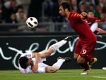 Duel. AS Romas Mirko Vucinic og AC Milans Mark Van Bommel. 