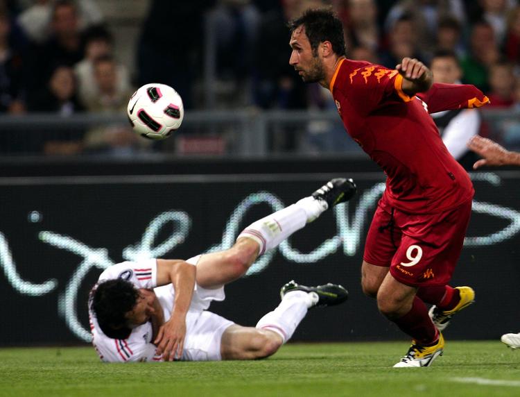 Duel. AS Romas Mirko Vucinic og AC Milans Mark Van Bommel. 