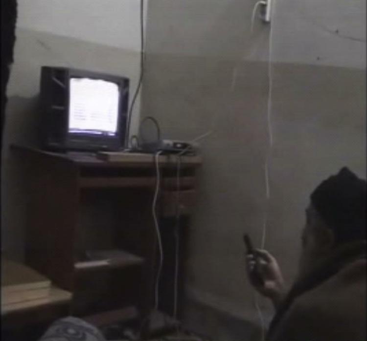 Nyheder. I en video sidder bin Laden i en stol og ser sig selv på tv. 