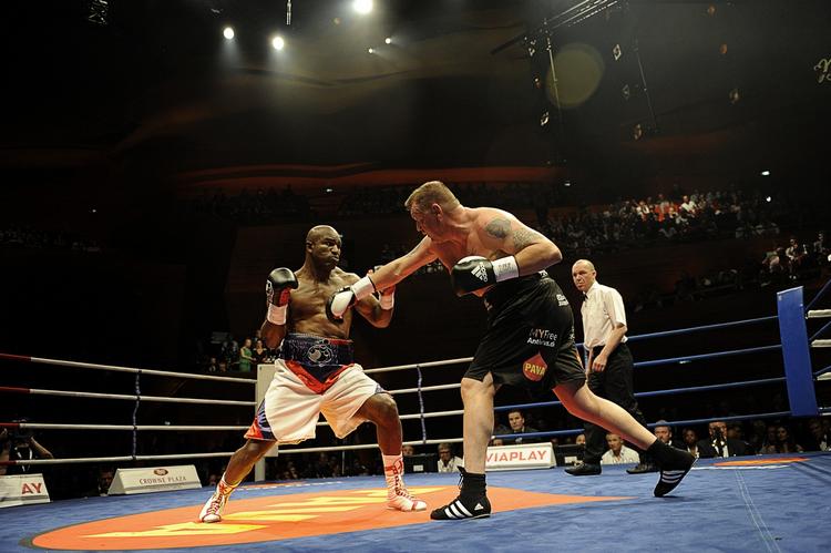 hæmmet. En skade under det ene øje blændede Brian Nielsen tidligt i kampen mod Evander Holyfield. 