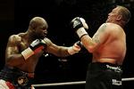 venstrejab. Et af mange venstrejabs fra Evander Holyfield, som Brian Nielsens ansigt vil bære præg af de kommende dage. 