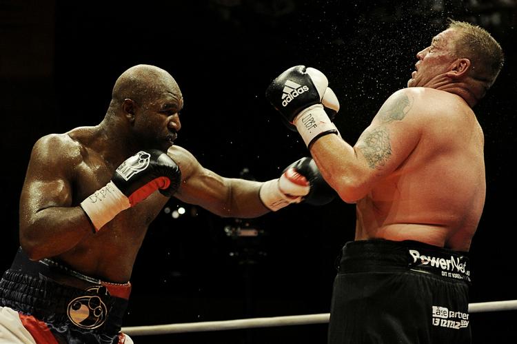 venstrejab. Et af mange venstrejabs fra Evander Holyfield, som Brian Nielsens ansigt vil bære præg af de kommende dage. 