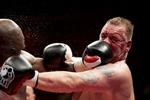 Slagudveksling. Både sved og slag var der rigeligt af, da Evander Holyfield og Brian Nielsen kæmpede i DR Koncerthuset. 