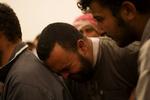 Gråd. Begravelser i Misrata er et hverdagssyn. Her sørger en mand over, at fire oprørere har mistet livet, men også mange civile er dræbt i den flere uger lange kamp. 