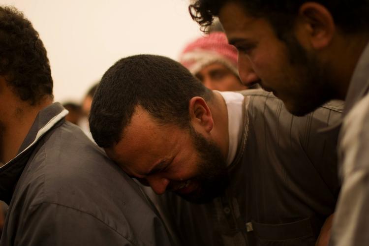 Gråd. Begravelser i Misrata er et hverdagssyn. Her sørger en mand over, at fire oprørere har mistet livet, men også mange civile er dræbt i den flere uger lange kamp. 