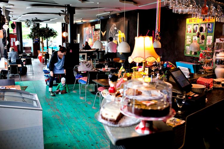 Brønshøjhygge. Områdets beboere benytter flittigt Café Stålvand, der indretningsmæssigt kan minde om et miks mellem en ungdomsklub og en af Berlins 90'er-cafeer.  Foto: Per Folkver 