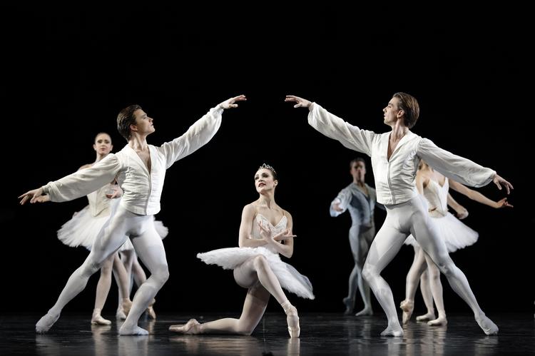 Etudes. Alban Lendorf, Amy Watson og Ulrik Birkkjær. 