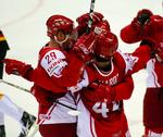 Nedtur. De danske ishockeyspillere kunne juble flere gange under kampen mod Tyskland i går, men dårlige nyheder ventede senere på dagen. 