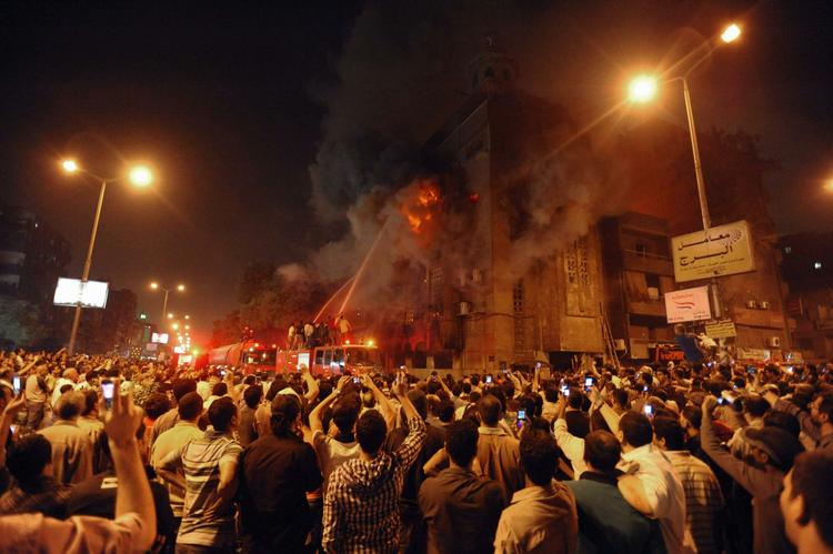 Optøjer. Brandfolk kæmper mod flammerne i St. Mena Kirken i Kairo. 