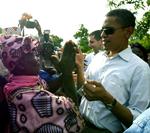 Terrormål. Den somaliske oprørsgruppe al-Shabaab kæmper i hjemlandet Somalia mod den FN-støttede regering. Angiveligt har kenyansk politi modtaget trusler  fra organisationen om at Mama Sarah Obama, der her klapper hænder med sit barnebarn, verdens mægtigste mand, vil blive angrebet. 