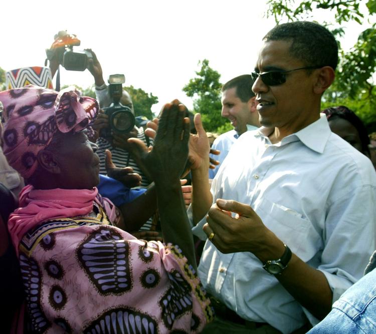 Terrormål. Den somaliske oprørsgruppe al-Shabaab kæmper i hjemlandet Somalia mod den FN-støttede regering. Angiveligt har kenyansk politi modtaget trusler  fra organisationen om at Mama Sarah Obama, der her klapper hænder med sit barnebarn, verdens mægtigste mand, vil blive angrebet. 