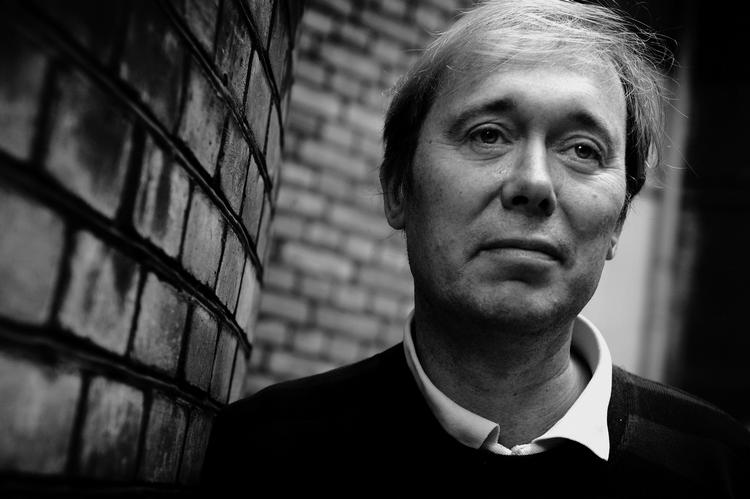 Sjusk. Der er påfaldende mange slåfejl og sproglige mangler i Stig Dalagers 'Den lange dag'. 