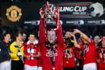 trofæsamler. Carling Cup-trofæet er et af dem, Wayne Rooney har løftet på vegne af Manchester United. 