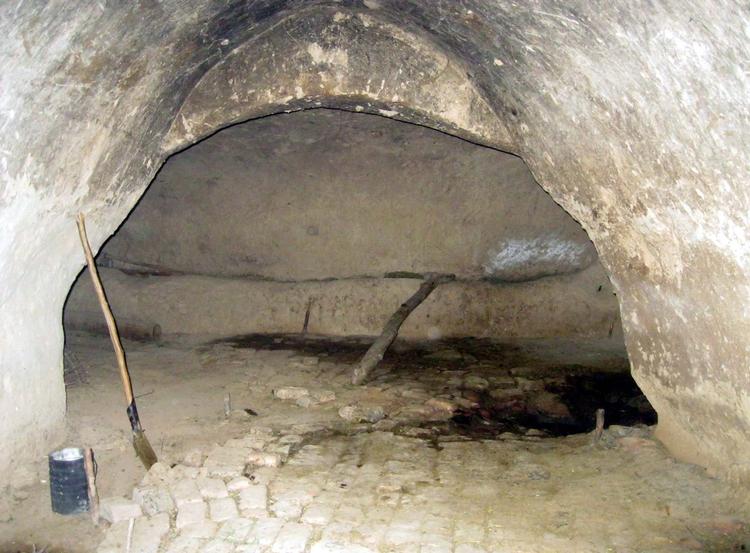 Vildspor? En af bin Ladens koner har forklaret myndigheder i Pakistan, at familien bin Laden boede i et landsbysamfund, inden de flyttede til huset i Abbottabad. medier og efterforskere spekulerer nu i, om familien kan have gemt sig i huler i byen. 