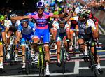 dobbeltsejr. Da Alessandro Petacchi besejrede Mark Cavendish snuppede italieneren etapesejren og og briten førertrøje. 