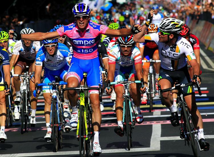 dobbeltsejr. Da Alessandro Petacchi besejrede Mark Cavendish snuppede italieneren etapesejren og og briten førertrøje. 