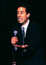 Seinfeld. »Det var som at se en nyfødt hjort - knæene er meget usikre«. Det siger Seinfeld selv om at gense klip fra de tidlige 1980'ere, hvor den legendariske komiker endnu var ganske grøn. 