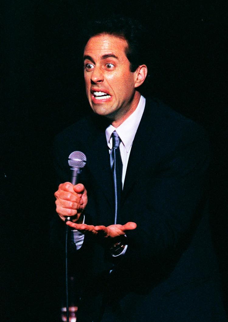 Seinfeld. »Det var som at se en nyfødt hjort - knæene er meget usikre«. Det siger Seinfeld selv om at gense klip fra de tidlige 1980'ere, hvor den legendariske komiker endnu var ganske grøn. 