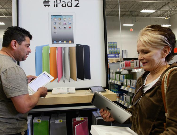 Fan. Leticia Lozano (th.) er en af dem, der er faldet for Apple. I sidste måned købte hun sig en iPad 2 i Californien. 