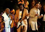Populær. Salman Ahmad (th.) bor i dag i USA, men giver ofte koncert i sit hjemland, Pakistan. Her ses han ved en koncert sammen med Angelique Kidjo (tv.) og Wyclef Jean i 2006. 