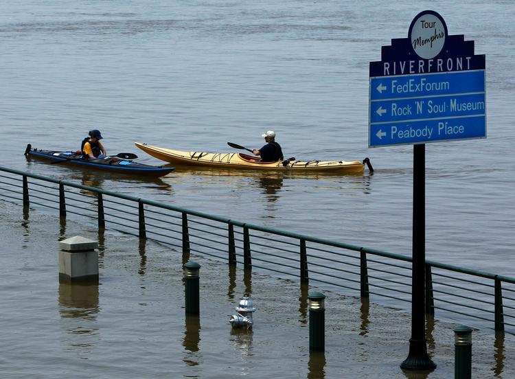 Indbyggerne i byer langs Mississippi-floden står muligvis over for de værste oversvømmelser, som floden har udløst i mange årtier. 