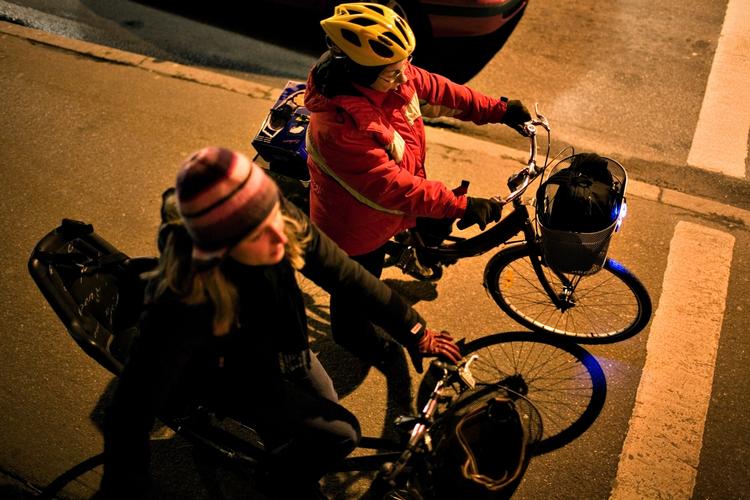 Barnesæde. »Pludselig kan alle se, at jeg er mor, også når jeg er solo, og det smukke barn ikke er med mig til at vise frem som adelsmærke«, skriver Ditte Giese om det nye barnesæde på cyklen. Arkivfoto af en 'tilfældig' mor på cykel i København. 