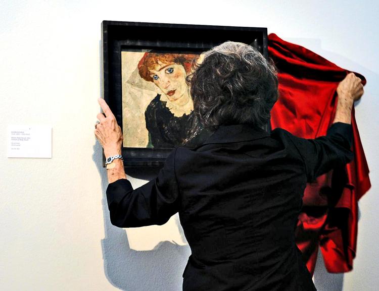 Kamp. En medarbejder på Leopold Museum i Wien 'afslørede' maleriet 'Portrait of Wally' efter en 12 år lang strid mellem museet og maleriets retmæssige arvinger. 