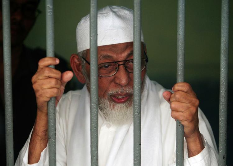 Terrorist? Abu Bakar Bashir taler til journalister, inden retsmødet mod ham blev indledt i dag. 