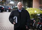 Anklaget.  Erik Skov Pedersen, her lynskudt uden for Retten i Lyngby, sendte fiktive mail til KJ Ejendomsinvest. 