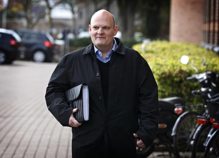 Anklaget.  Erik Skov Pedersen, her lynskudt uden for Retten i Lyngby, sendte fiktive mail til KJ Ejendomsinvest. 