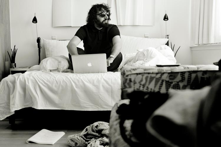 Forvirret. Romain Gavras er ikke skuffet. Han er vred. Ligesom de arabere, der hærgede Paris' forstæder i 2005. Han forstår godt deres rebelske energi. Foto: Peter Hove Olesen 