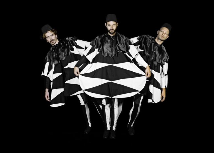 Anderledes. WhomadeWhos nye, melankolske og eksperimenterende retning øger forventningerne til det efter sigende mere poppede album, de dunkle udtræk kommer fra. 