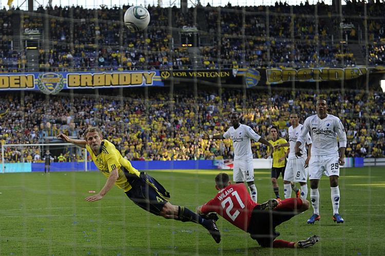 point. Et hovedstødsmål af Remco van der Schaaf forhindrede, at FCK snuppede alle ni point i sæsonens indbyrdes kampe mod Brøndby - hvilket senest var tilfældet i 2007. 