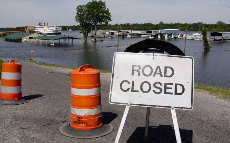OVERSVØMMELSE. Vej langs Mississippi spærret på grund af den rekordhøje vandstand i floden. 