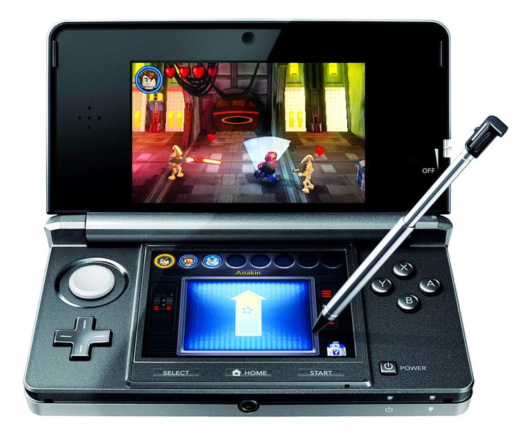 Sæt ungerne til at spille konsolspil i 3D - som her på Nintendos nye 3DS - det vil kunne afsløre synsfejl tidligere end ellers, lyder det fra en optiker. 