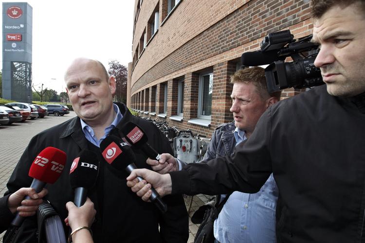 Undskyld. Erik Skov Pedersen sagde ved afslutningen af retssagen i Lyngby, at han dybt beklager sin svindel. Her mødes han med pressen uden for retten før sagens begyndelse. 