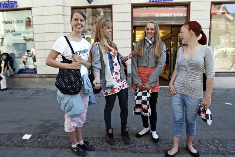 Konfirmation. Små grupper af unge mennesker pynter gaderne i København i dag. Fra venstre er det Cecilie, Alicia, Cecilie og Camilla fra Mørkøv. 