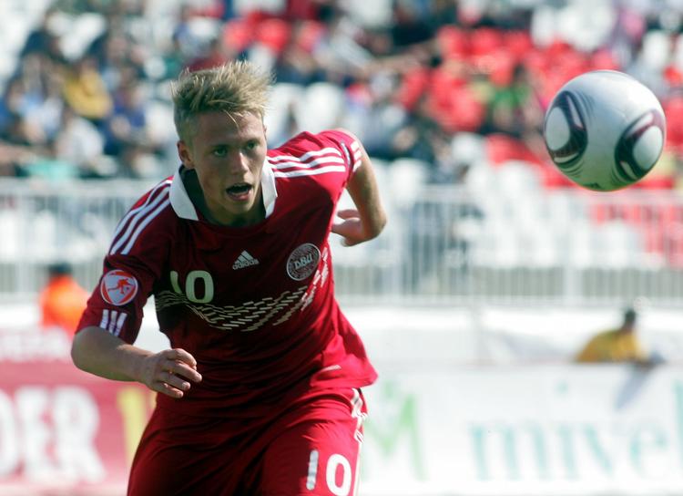undtagelsen. Med sit salg fra FC Midtjylland til Ajax går Viktor Fischer mod strømmen. Angriberen har i disse dage desuden stor succes med det danske U17-landshold ved EM. 