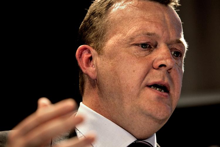 Pilotsag. Statsministeren har fået hjælp fra jurister til sine svar om trætte piloter, men ikke fra Trafikstyrelsens egen cheflæge. 