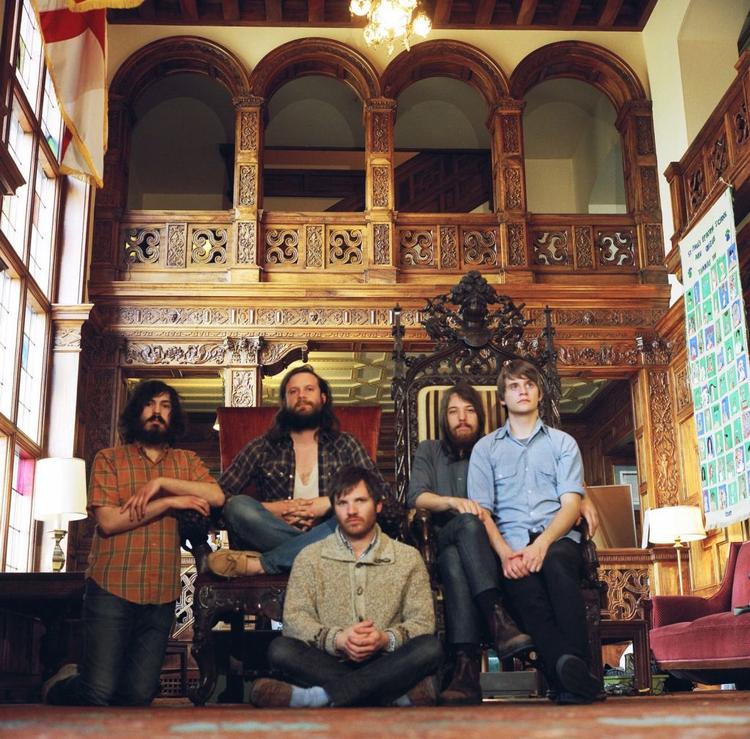 Svær 2'er. 'Helplessness Blues' er en vederkvægende oplevelse. Til gengæld er albummets svaghed, hvis man f.eks. sammenligner med Bright Eyes og Band of Horses, manglen på virkelig markante sange. 