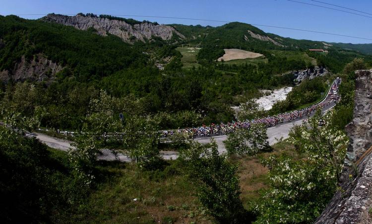 paradekørsel. Dagens etape til Livorno bliver en fredelig markering af mandagens dødsfald. 