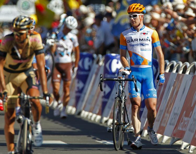 knust. Da Wouter Weylandts blev slået ihjel i går mistede Tyler Farrar (gående th.) en af sine bedste venner. 