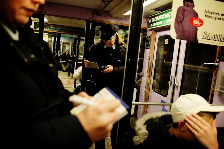 Togvold. Konfklikter mellem passager og personale opstår ofte, når passageren ikke har en gyldig billet og personalet må udskrive en bøde. 