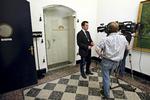 Presset. Journalister har taget opstilling i Finansministeriet, hvor de venter på nyt om forhandlingerne mellem regeringen, DF og de radikale. 