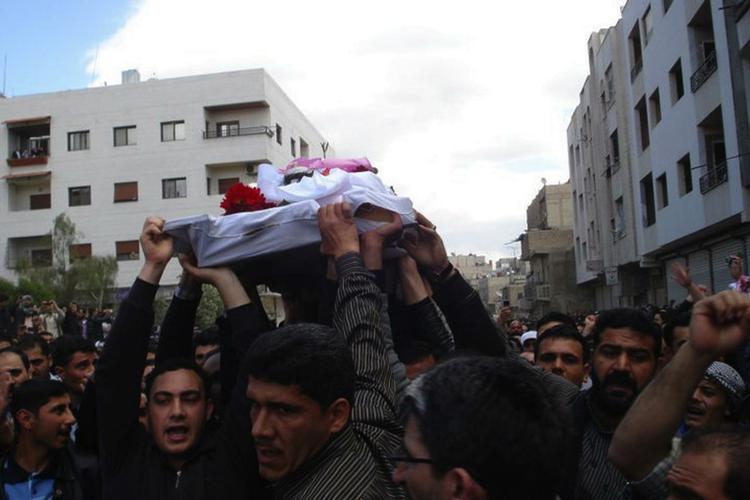Protester. Modstanderne af Bashar al-Assads styre har ikke haft held til at få mange billeder ud fra Syrien på det seneste. Dette billeder er fra et begravelsesoptog i slutningen af april. 
