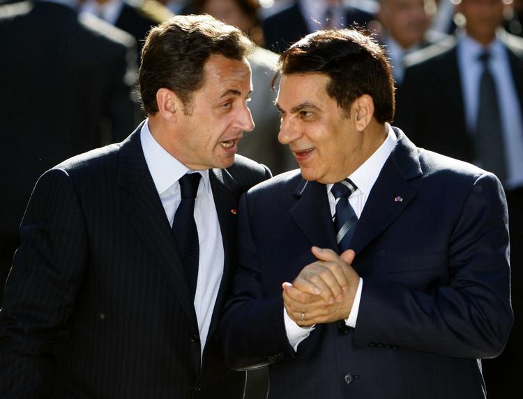 Diktator. Zine El Abidine Ben Ali ses her til højre i selskab med Frankrigs præsident, Nicolas Sarkozy, fra dengang, hvor han stadig sad uantastet på magten. 