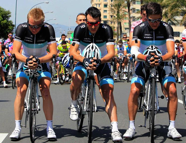 Minde. Der blev holdt et minuts stilhed til ære for Wouter Weylandt inden dagens start. 